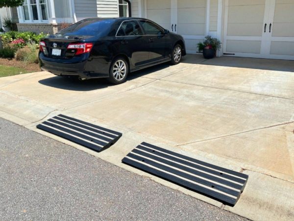 CurbMaster-Pro™-EasyMount-Driveway-Ramps-w-Reflector2
