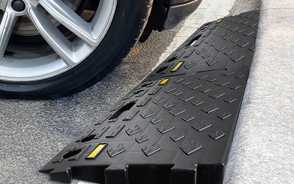 lightweight-affordable-car-ramps-for-square-curbs (2)
