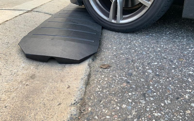 Rubber ramp solution for low cars
