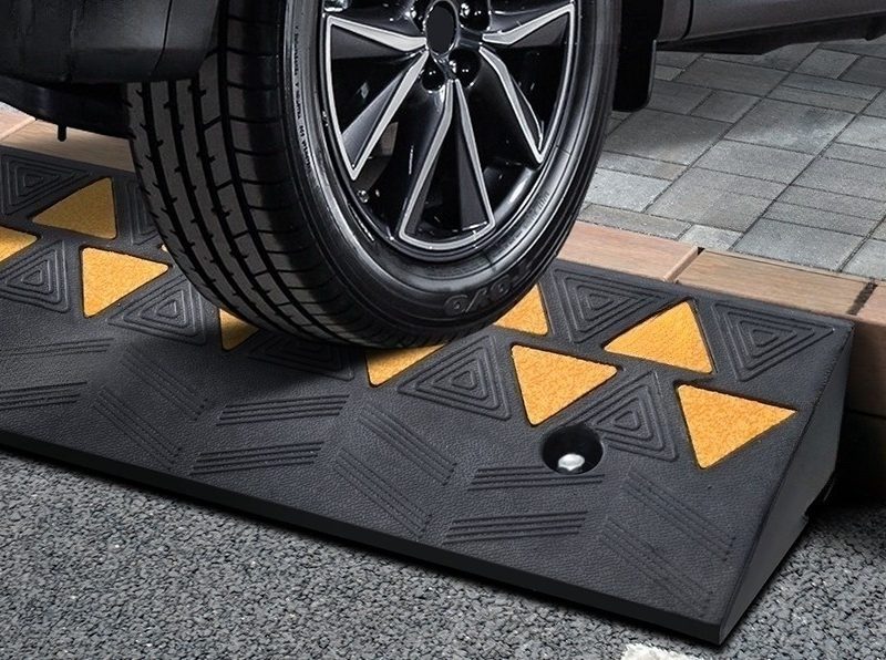 rubber-car-ramp-for-straight-driveway-curbs (1)